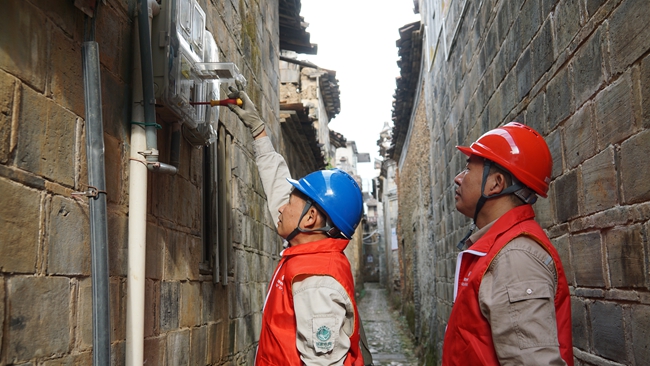 9月29日，國網(wǎng)邵武市供電公司的工作人員正在深巷中檢查計量箱