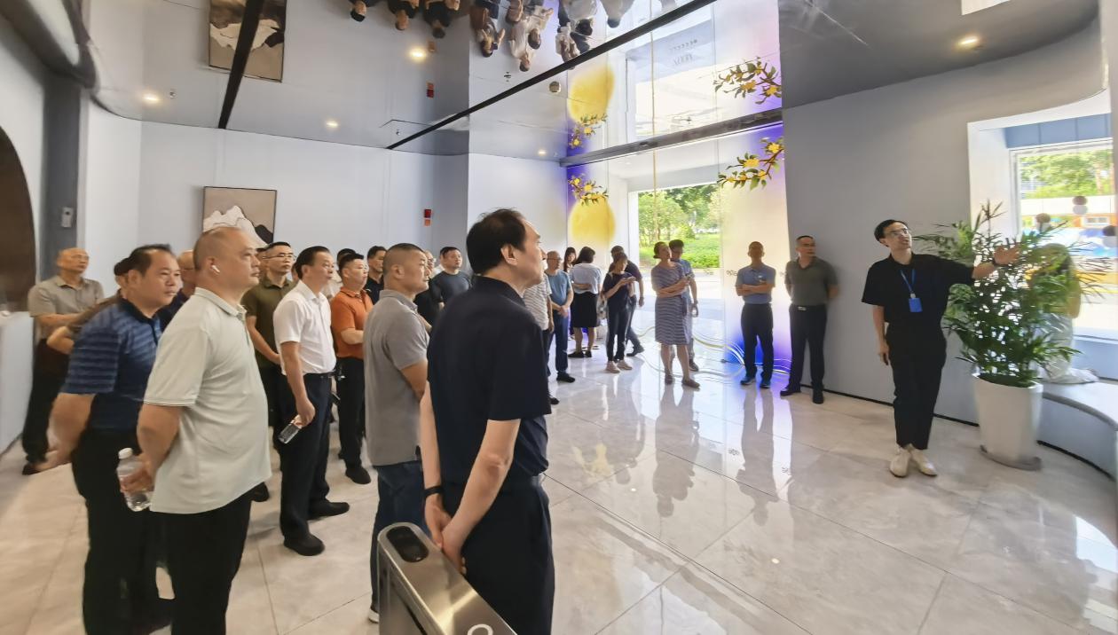 在華僑大學(xué)（集美）政產(chǎn)學(xué)研基地調(diào)研學(xué)習(xí)。