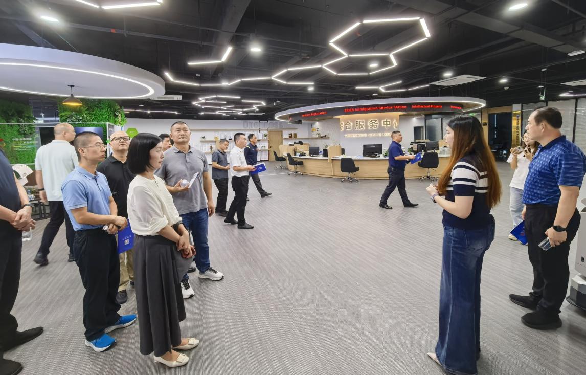 在中國(guó)－金磚國(guó)家新時(shí)代科創(chuàng)孵化園綜合服務(wù)中心調(diào)研學(xué)習(xí)。