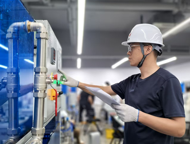 黃德彬操作設(shè)備處理污水。廈門市政環(huán)科污水公司供圖