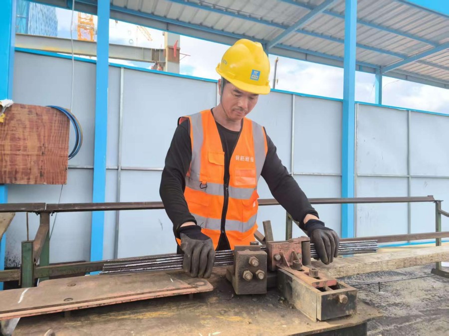 廈門海峽成功大廈項(xiàng)目建設(shè)者正進(jìn)行鋼筋加工作業(yè)。中建海峽廈門公司供圖