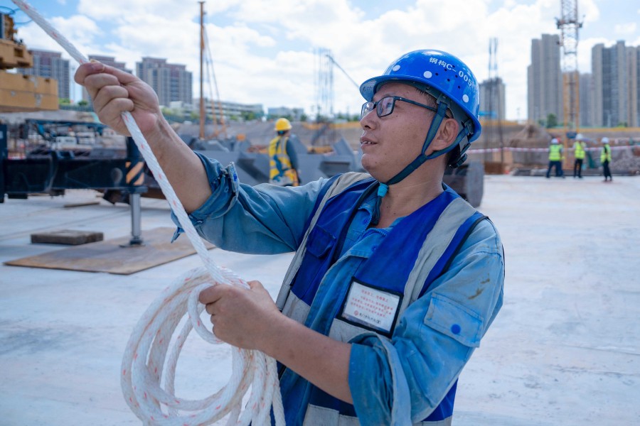 廈門市翔安新城第一實(shí)驗(yàn)學(xué)校（北京十一聯(lián)盟學(xué)校）項(xiàng)目建設(shè)者正進(jìn)行鋼結(jié)構(gòu)吊裝纜風(fēng)繩控制作業(yè)。中建海峽廈門公司供圖