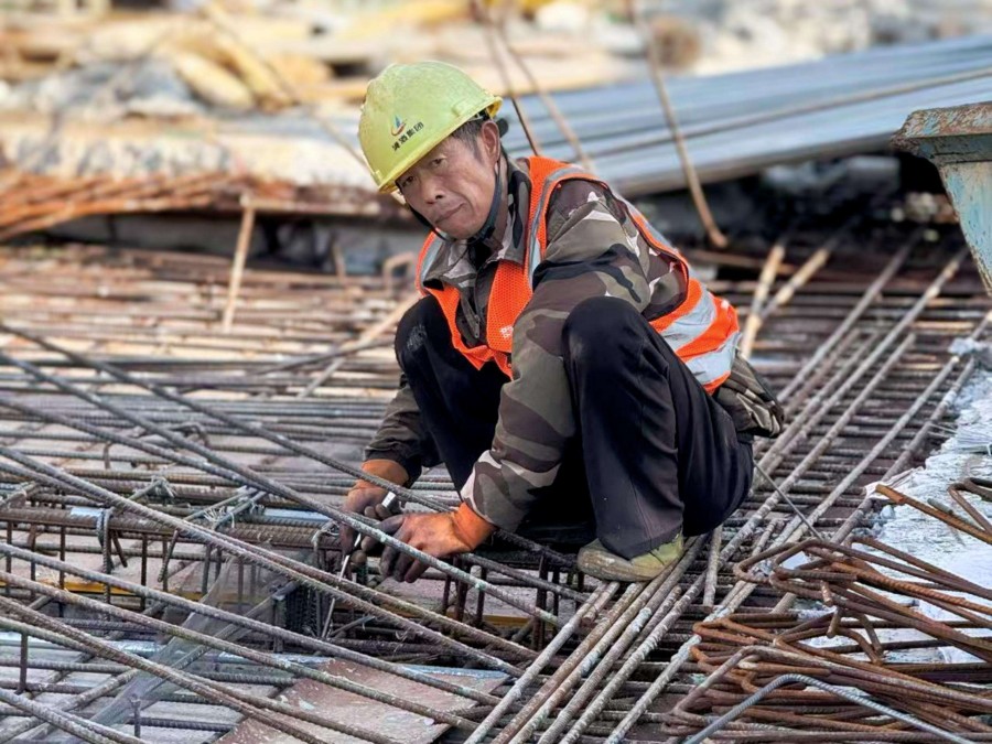 廈門市湖里區(qū)2024P03地塊及配套工程（EPC）項(xiàng)目建設(shè)者正進(jìn)行鋼筋綁扎工作。中建海峽廈門公司供圖