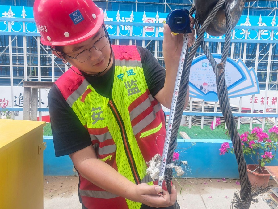 漳州職業(yè)技術(shù)學(xué)院學(xué)生公寓一期項(xiàng)目建設(shè)者正進(jìn)行塔吊鋼絲繩檢查。中建海峽廈門公司供圖