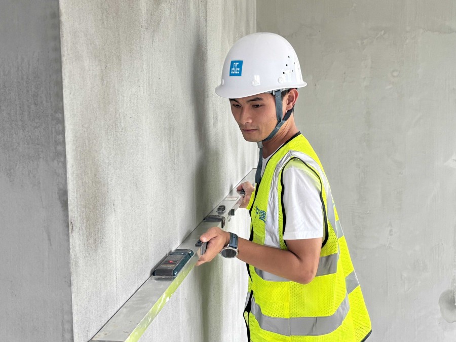 觀唐映月小區(qū)項(xiàng)目建設(shè)者正進(jìn)行現(xiàn)場抹灰實(shí)測實(shí)量。中建海峽廈門公司供圖