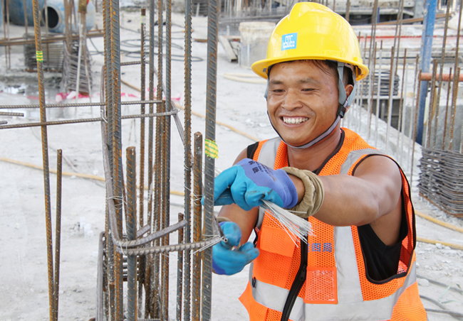 建設者們正在現(xiàn)場綁扎鋼筋