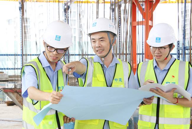 項目管理團隊正在現(xiàn)場技術復核