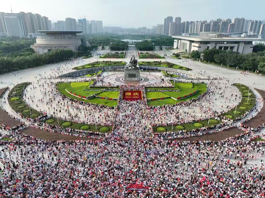 廣場(chǎng)上聚集了眾多前來(lái)參加升旗儀式的市民