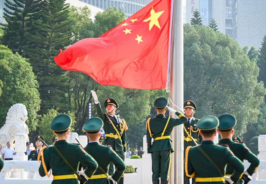 國(guó)旗飄揚(yáng)，緩緩升起