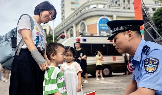 與游客親切交談，解答疑問(wèn)