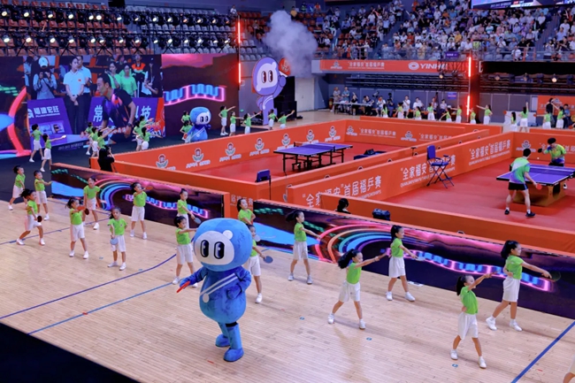 活動現(xiàn)場，精彩的節(jié)目巧妙融合“乒乓”運(yùn)動元素與福安本土文化特色，贏得觀眾陣陣掌聲