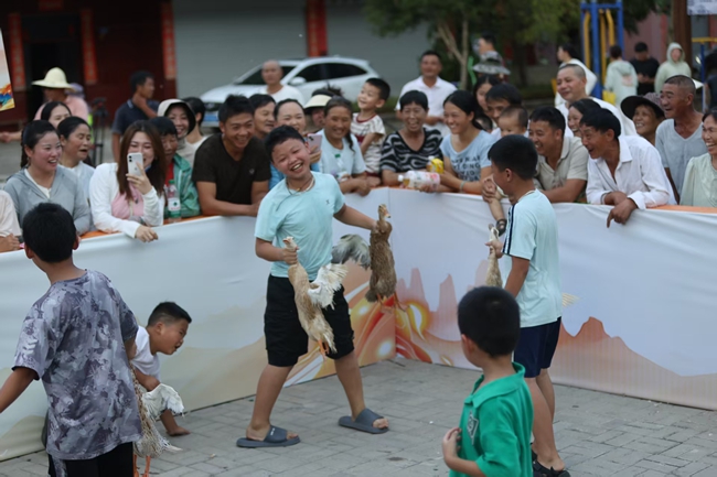 村民參與徒手抓鴨子活動