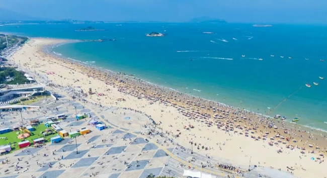 海灘上游人如織。平潭綜合實(shí)驗(yàn)區(qū)融媒體中心供圖