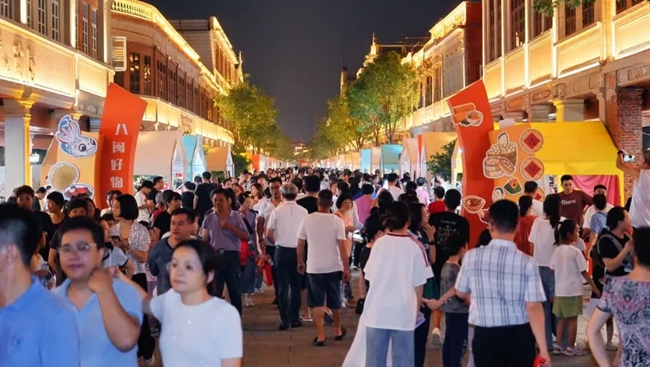 活動現(xiàn)場，中山南路人流如織