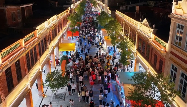 夜幕之下，街道上人潮涌動