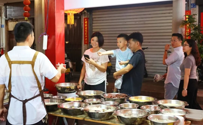 市民現(xiàn)場(chǎng)品嘗美食