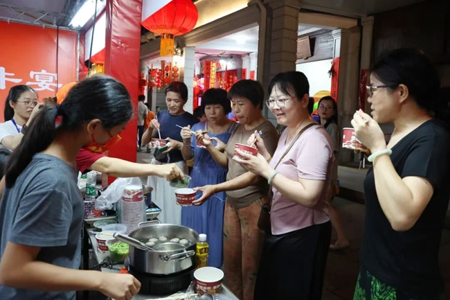 市民現(xiàn)場品嘗美食