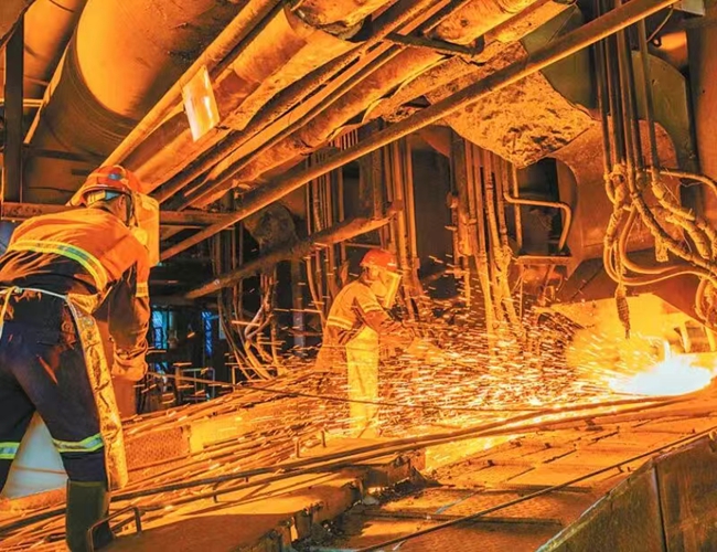 上杭紫金銅業(yè)煉銅作業(yè)中。楊國鑫攝