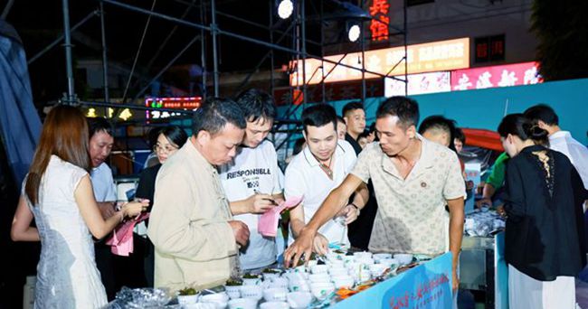 游客們在品茶現(xiàn)場。