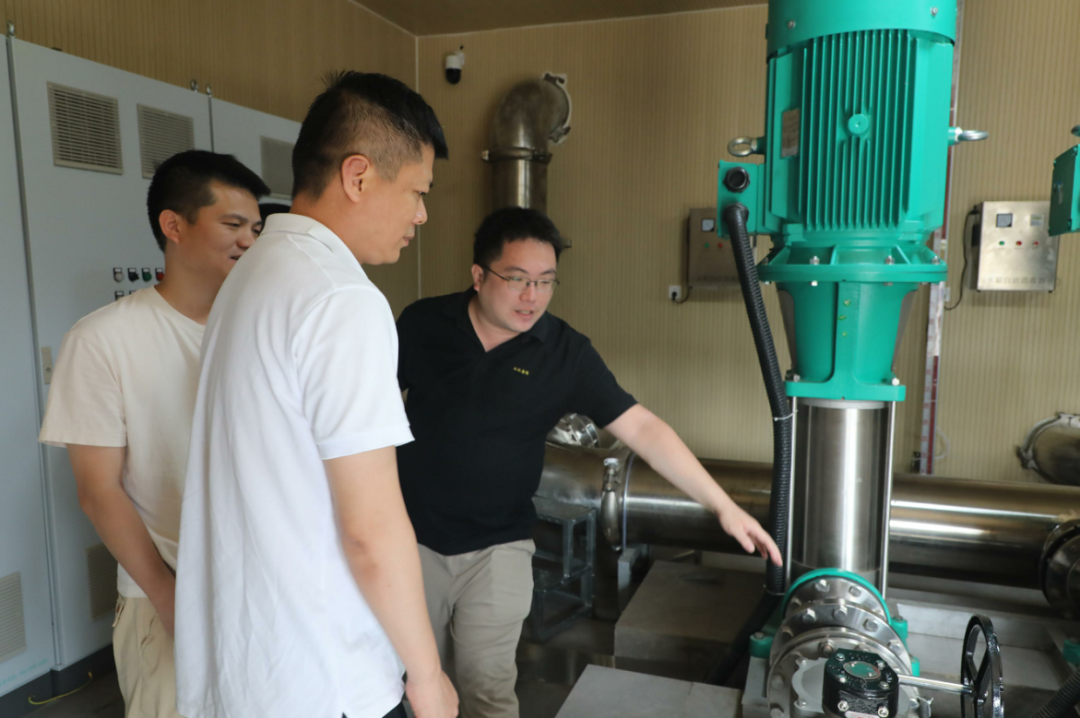 工作人員現(xiàn)場介紹供水設備。