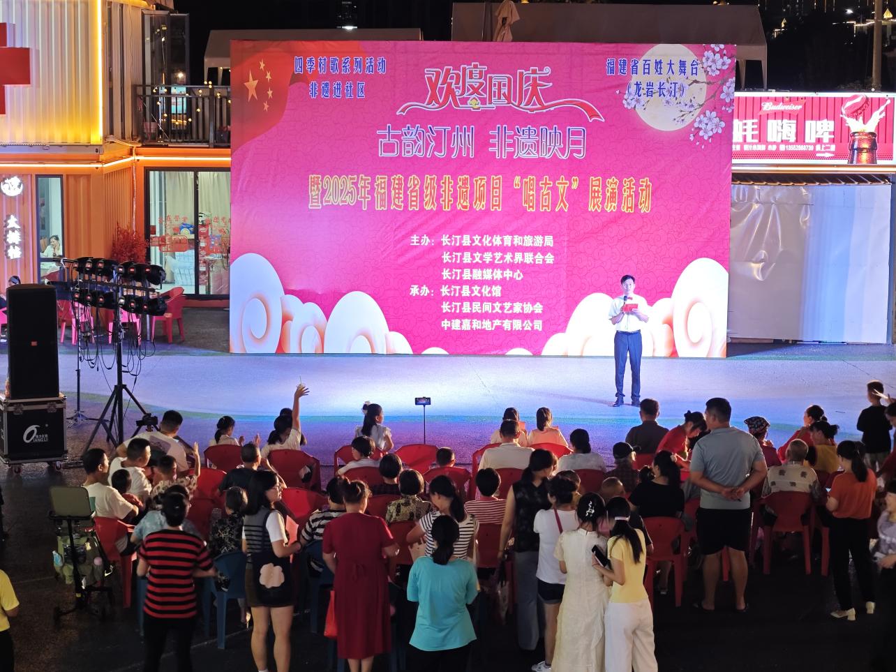 梅林夜市非遺展演活動(dòng)現(xiàn)場。中建海峽供圖