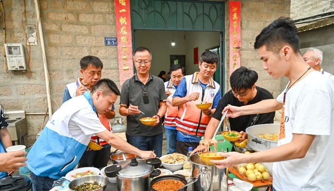 村民、社工、志愿者相聚一起。