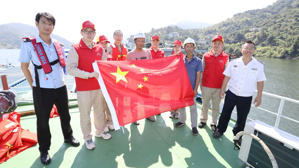 贈(zèng)旗現(xiàn)場(chǎng)。