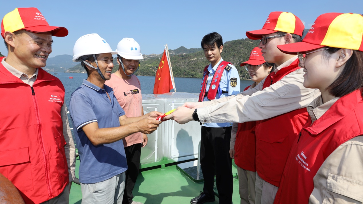 贈(zèng)旗現(xiàn)場(chǎng)。