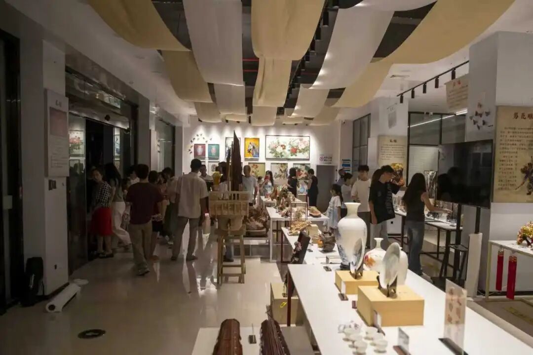 工藝品文創(chuàng)集市。