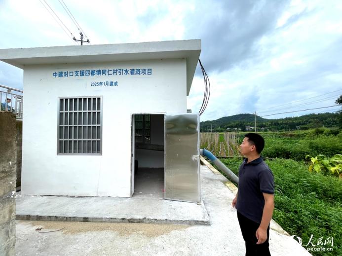 丁佳敏時常要到同仁村飲水灌溉項(xiàng)目走走，查看運(yùn)轉(zhuǎn)情況。人民網(wǎng)記者 陳藍(lán)燕攝