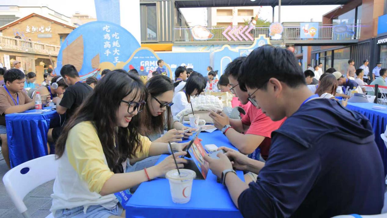 年輕的游客和電競玩家一較高低。