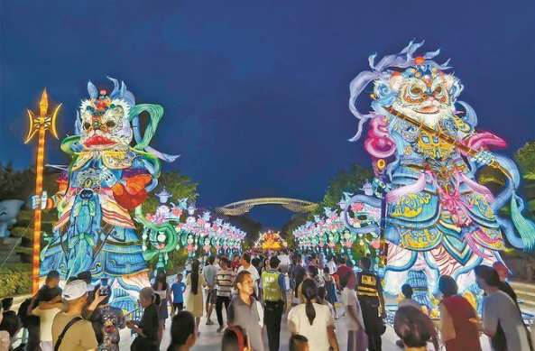 園博苑“光影秘境”大型燈會人流如織。記者 黃曉珍攝