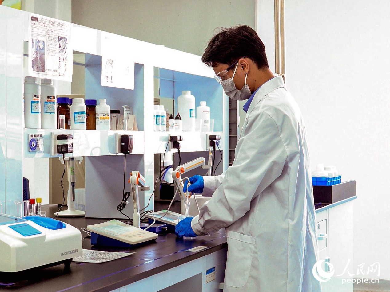 福建海德福新材料有限公司的實(shí)驗(yàn)室內(nèi)，工作人員正在進(jìn)行檢測(cè)。人民網(wǎng)記者 蘭志飛攝