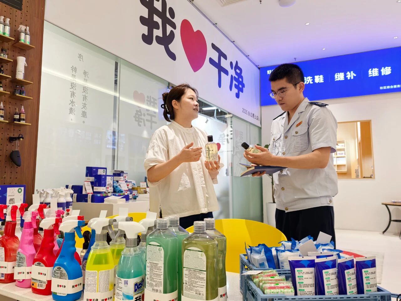 國家稅務(wù)總局廈門市集美區(qū)稅務(wù)局稅務(wù)人員實(shí)地走訪廈門好慷家政服務(wù)有限公司，了解企業(yè)經(jīng)營情況。彭藝沖攝