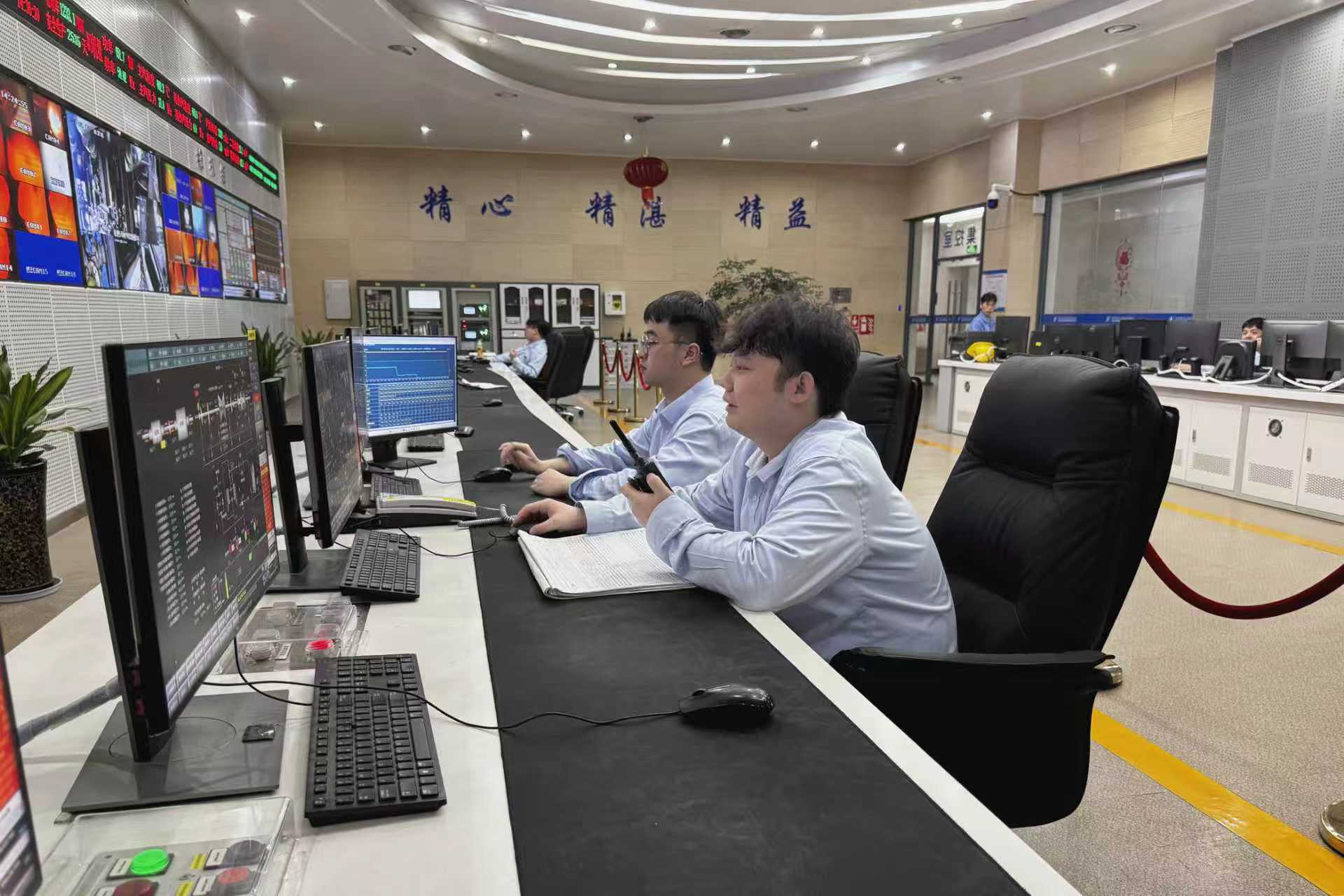 集控室內(nèi)，運(yùn)行值班人員全神貫注調(diào)整設(shè)備運(yùn)行參數(shù)。李宜琪攝