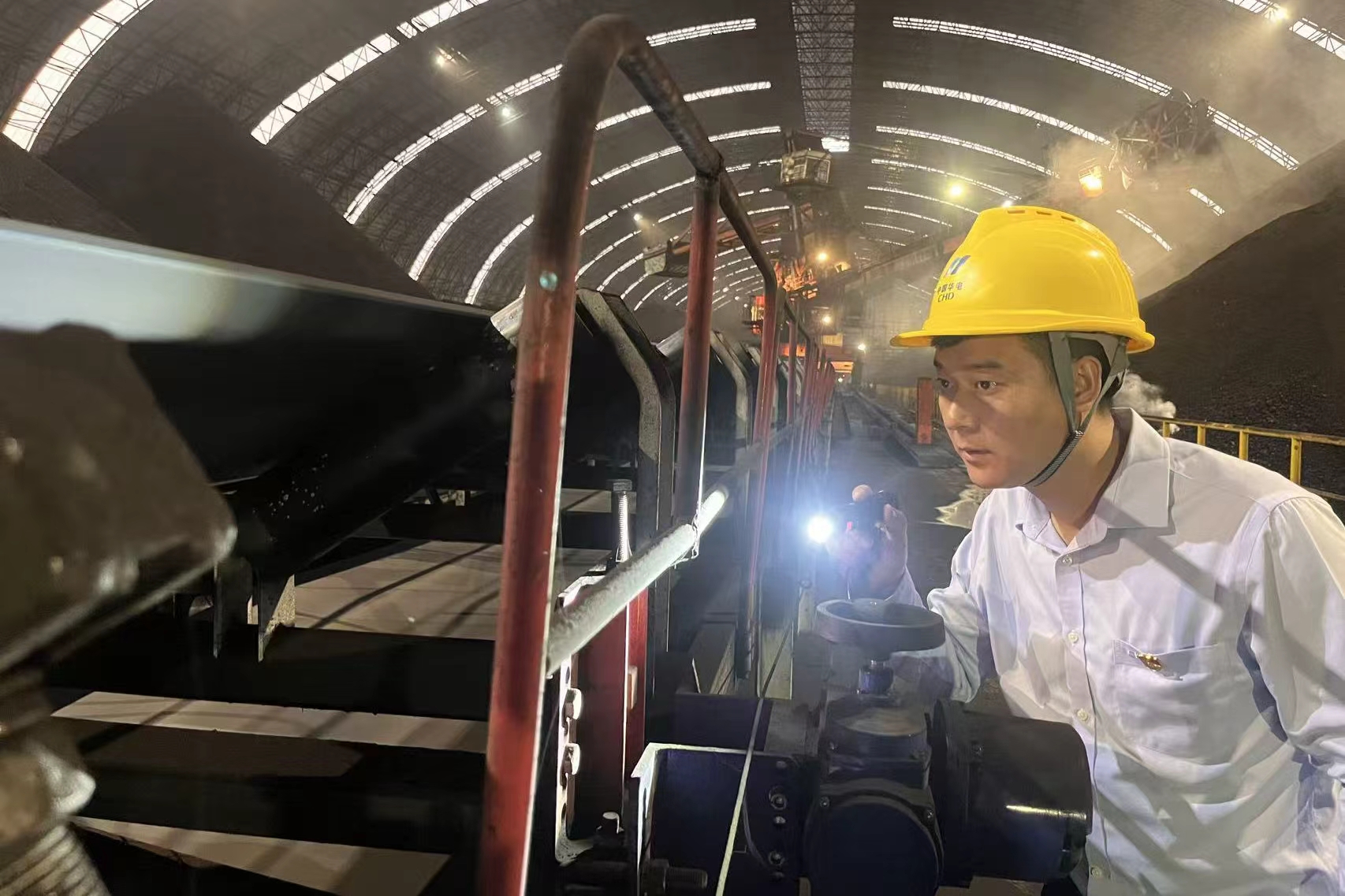 燃料運(yùn)行班成員對(duì)輸煤皮帶進(jìn)行全天候巡檢排查。傅昊凡攝