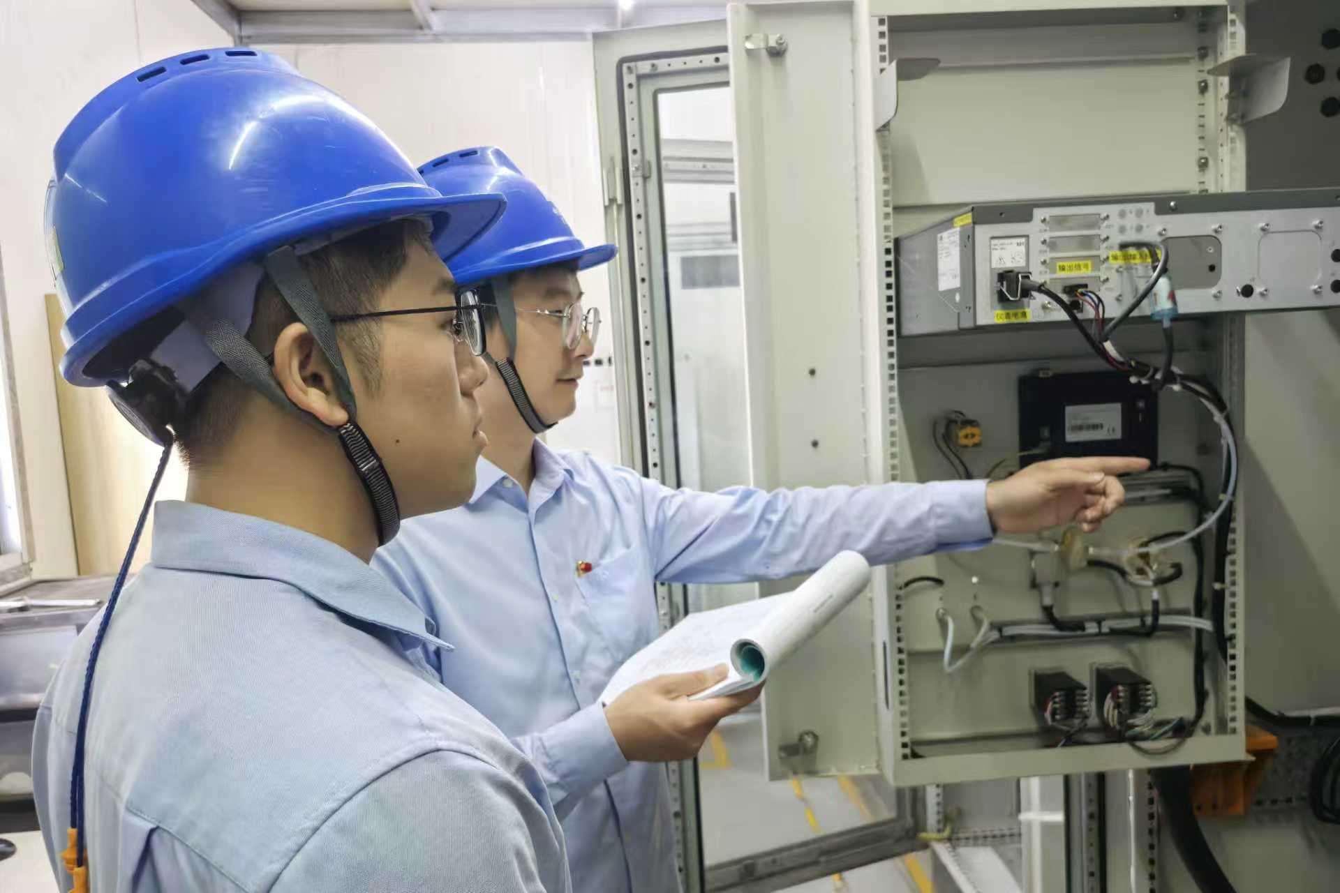 熱控維護(hù)班成員正在對(duì)分析儀改造項(xiàng)目作前期分析準(zhǔn)備工作。張鍇攝