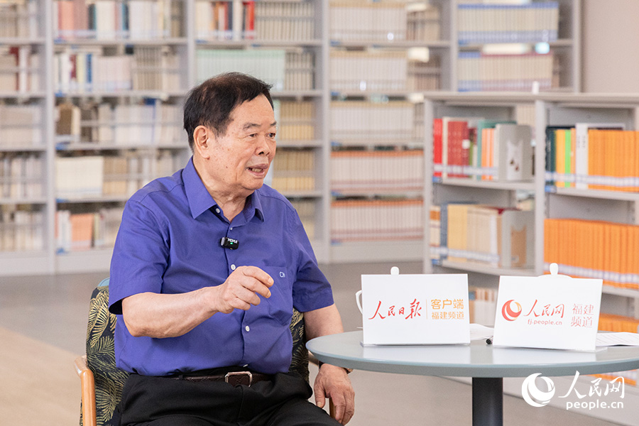 福耀集團(tuán)董事局主席曹德旺講述辦學(xué)初衷。人民網(wǎng)記者 焦艷攝