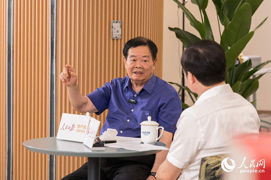 提起福耀汽車(chē)玻璃，曹德旺引以為傲。人民網(wǎng)記者 焦艷攝