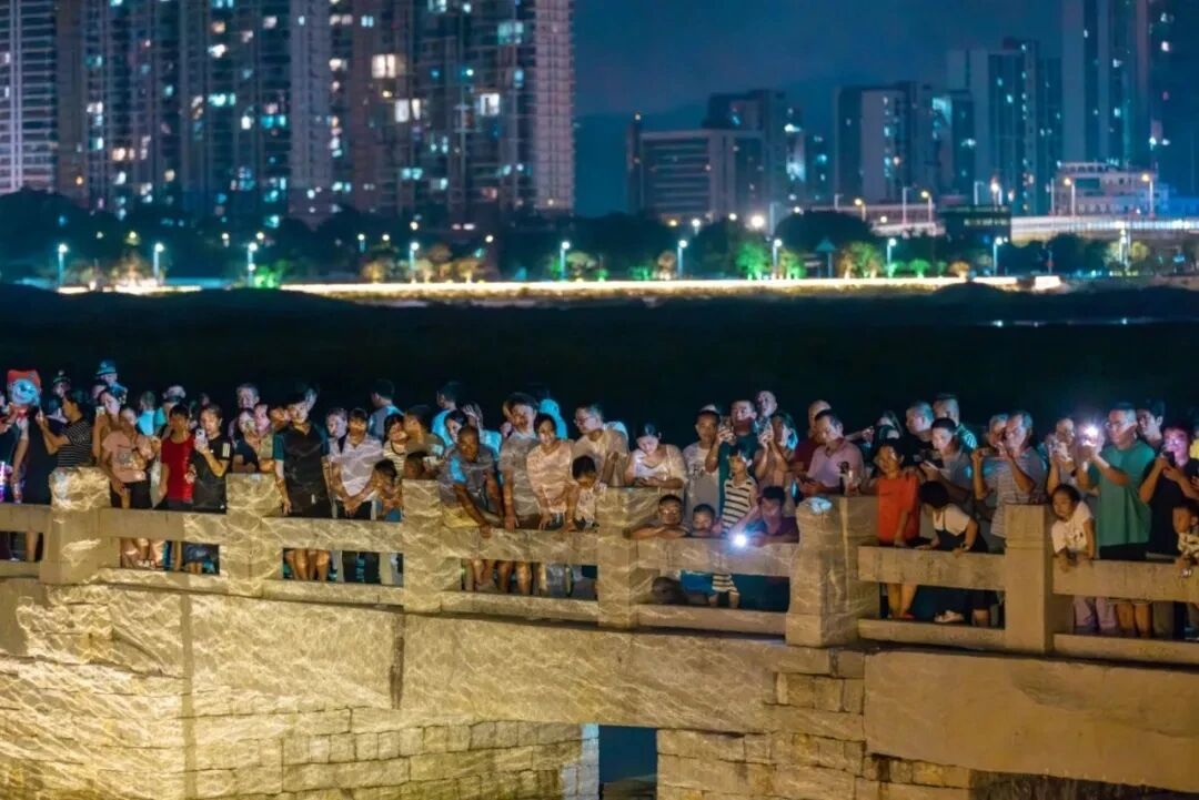 洛陽古橋在熙攘人流中熠熠生輝。