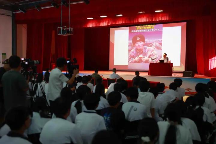 申進(jìn)科以《清澈的愛(ài) 只為中國(guó)》為題，為學(xué)生們帶來(lái)了一堂生動(dòng)的國(guó)防教育課