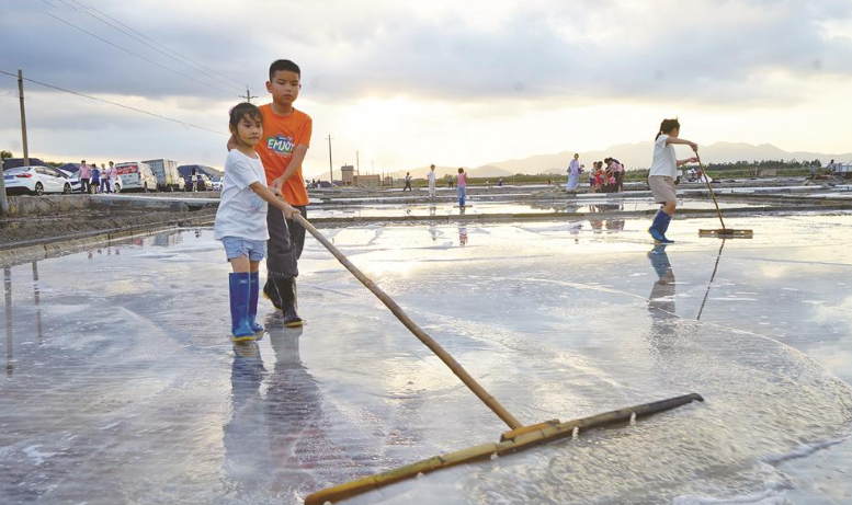 “海鹽曬制技藝”體驗(yàn)。