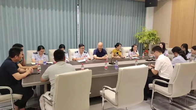 工作人員與僑胞座談