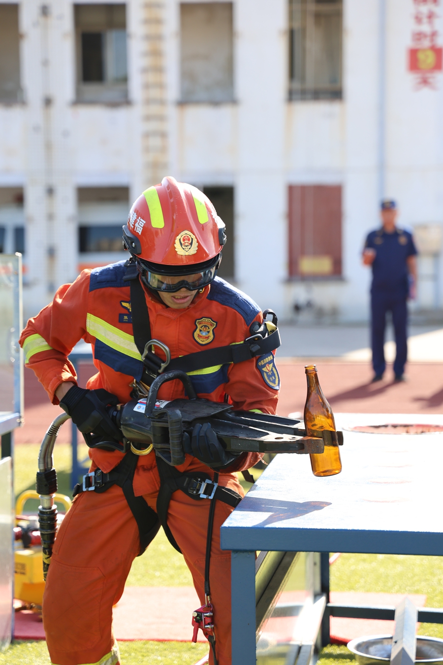 消防員使用液壓擴張器夾啤酒瓶，訓練救援技能
