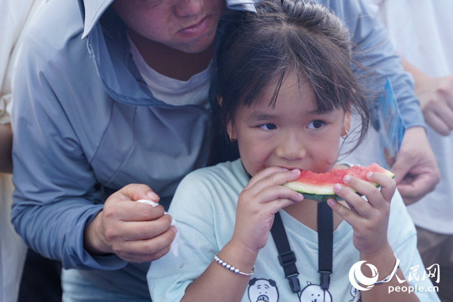 小朋友參加“吃瓜挑戰(zhàn)賽”。實(shí)習(xí)生 鄭舒塵攝