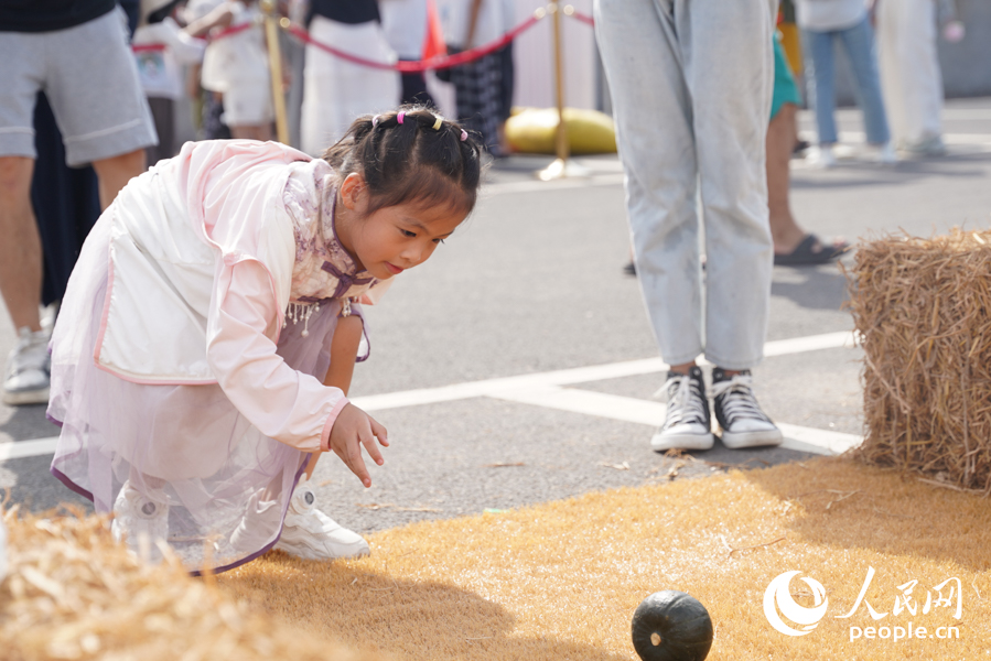 小朋友用南瓜投保齡球。實(shí)習(xí)生 鄭舒塵攝