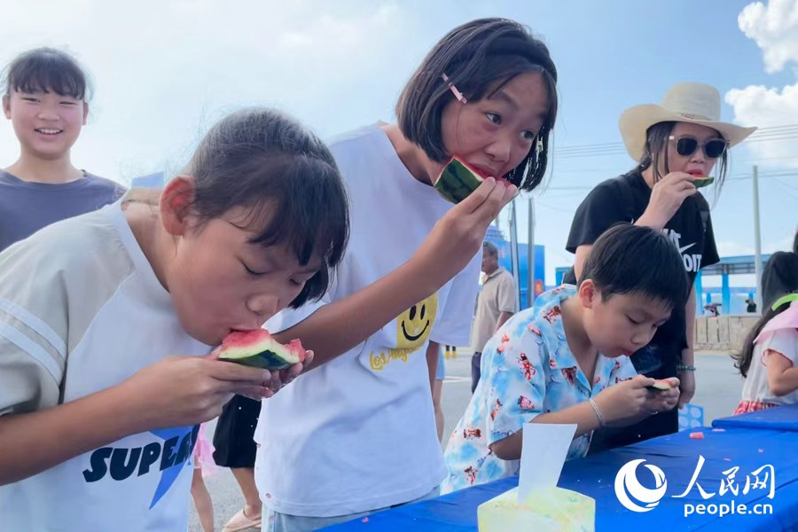 小朋友們參加“吃瓜挑戰(zhàn)賽”。人民網(wǎng)記者 林盈攝