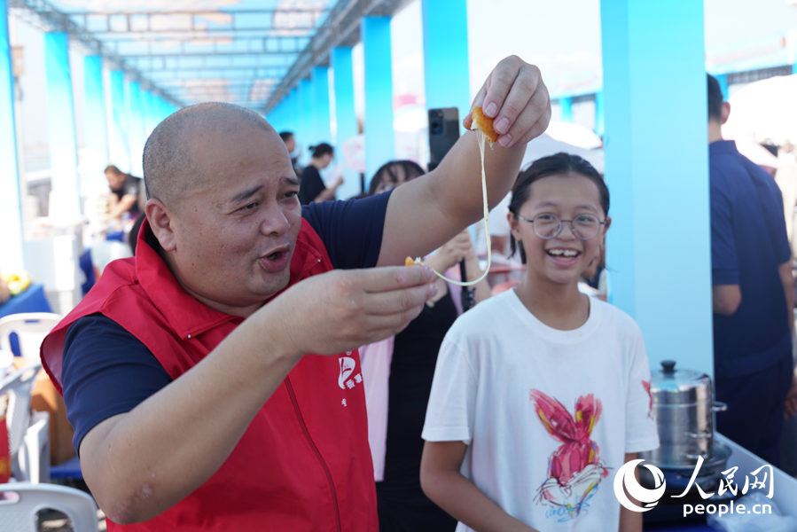 商家演示拉絲芝士丸子。實(shí)習(xí)生 鄭舒塵攝