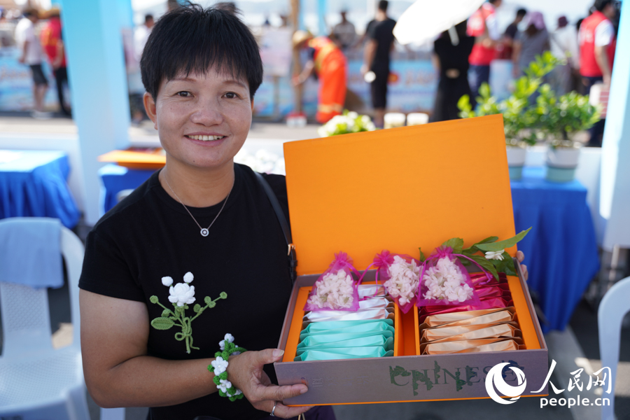 當(dāng)?shù)睾献魃缯逛N自產(chǎn)茉莉花茶和針織茉莉花飾品。實(shí)習(xí)生 鄭舒塵攝