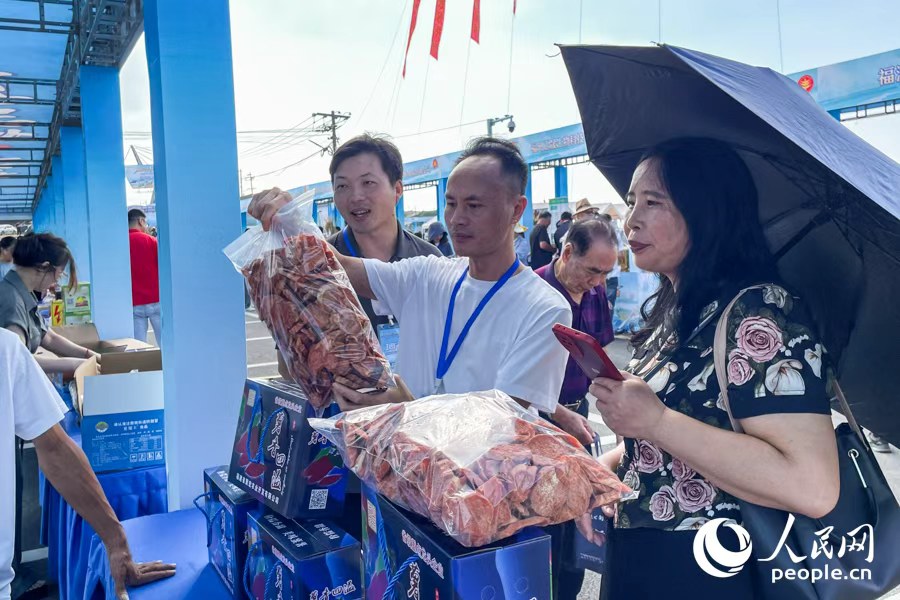 游客挑選當(dāng)?shù)靥厣r(nóng)產(chǎn)品。人民網(wǎng)記者 林盈攝